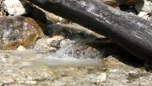 Водопад Клинсерфолл Сумме Gebirge — стоковое видео