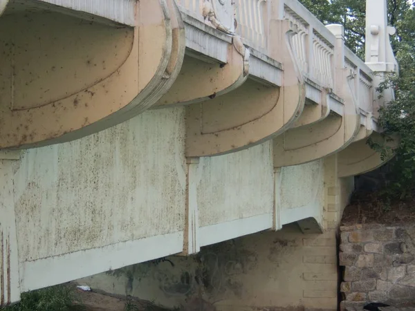 从波纹管中看到的一座历史混凝土桥梁结构 — 图库照片
