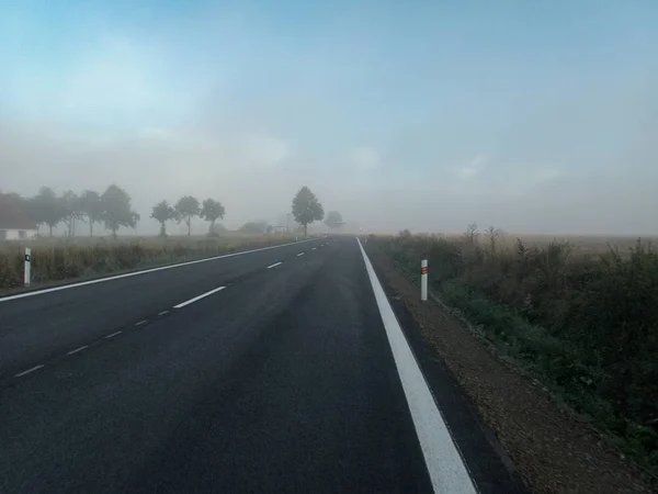 Τσεχική Εξοχή Δρόμος Μια Ομίχλη Πρωί — Φωτογραφία Αρχείου