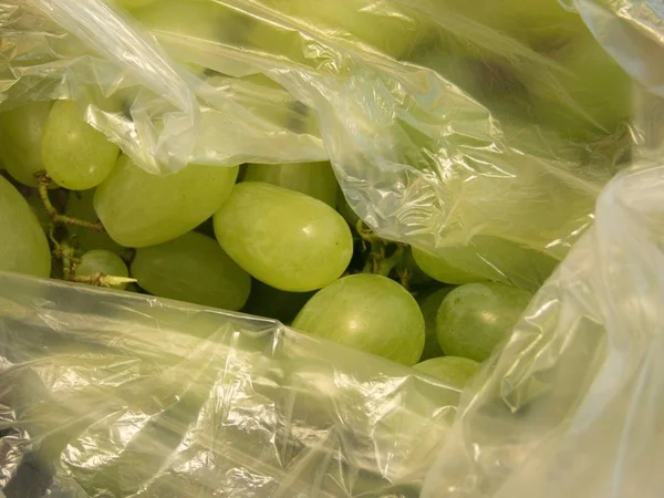 Detalle Uvas Verdes Envasadas Una Lámina Plástico —  Fotos de Stock