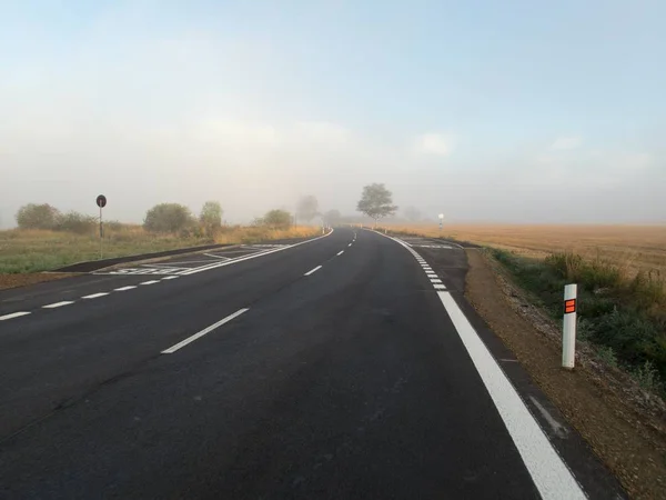 Une Route Campagne Tchèque Dans Une Brume Matinale — Photo