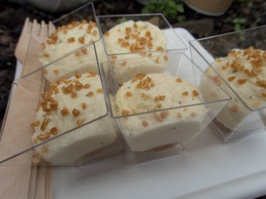 küçük kare su bardağı bir şenlikte tiramisu