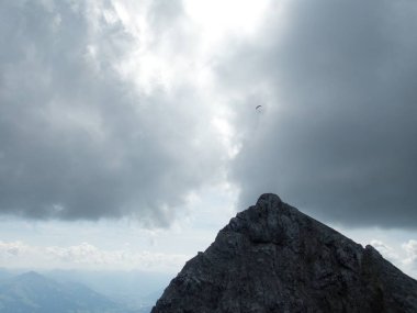 bulutlu gökyüzü ile bir dağ üzerinde güzel yamaç paraşütü