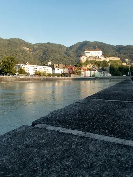 美丽的全景 Kufstein Castleover 河客栈在奥地利 — 图库照片