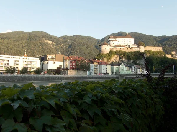 美丽的全景 Kufstein Castleover 河客栈在奥地利 — 图库照片