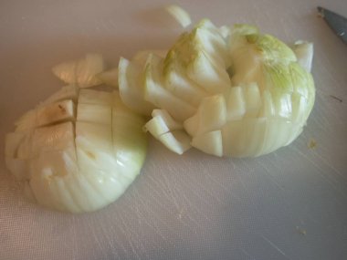 mutfakta beyaz bir kesme tahtasında bir soğan