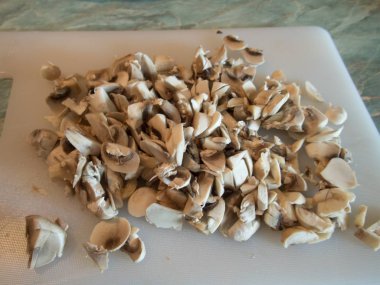 Mutfakta champignon mantar cadı parçaları pişirme