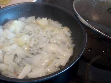 mutfakta beyaz bir kesme tahtasında bir soğan