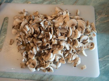 Mutfakta champignon mantar cadı parçaları pişirme