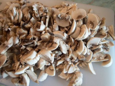 Mutfakta champignon mantar cadı parçaları pişirme