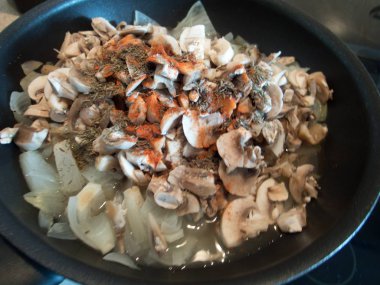 Mutfakta champignon mantar cadı parçaları pişirme