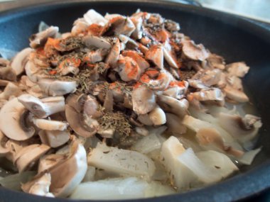 Mutfakta champignon mantar cadı parçaları pişirme