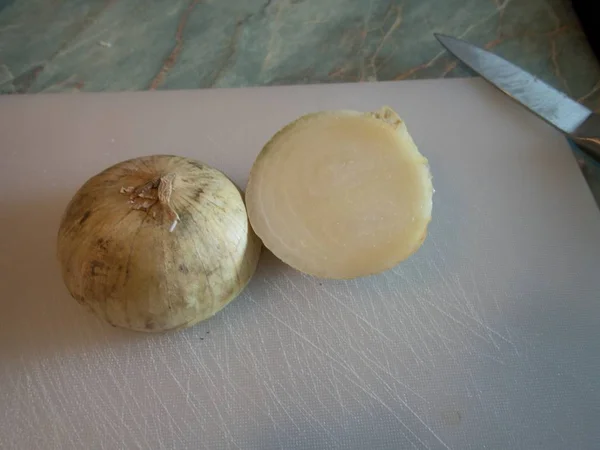 Eine Zwiebel Auf Einem Weißen Schneidebrett Der Küche — Stockfoto
