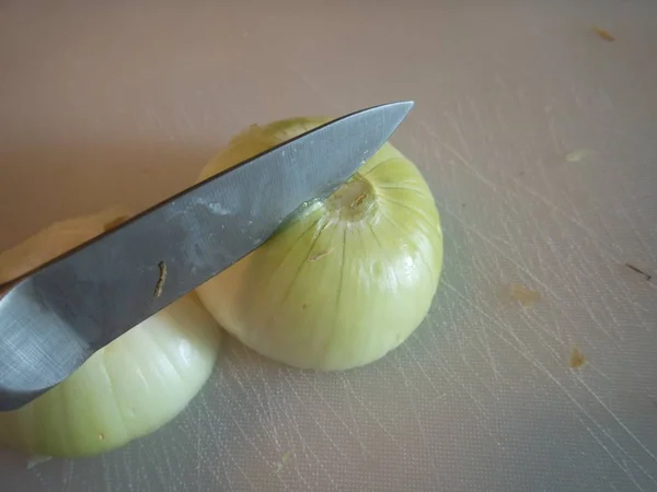 Uma Cebola Uma Tábua Corte Branca Cozinha — Fotografia de Stock