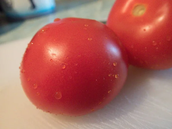 Cortar Tomates Una Tabla Blanca Kitche — Foto de Stock