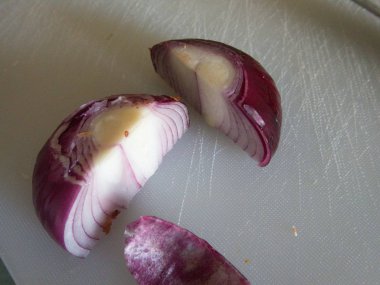 bir kesme tahtası üzerinde taze redonion detay