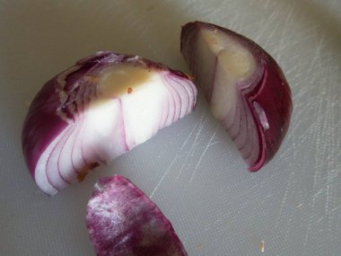 bir kesme tahtası üzerinde taze redonion detay