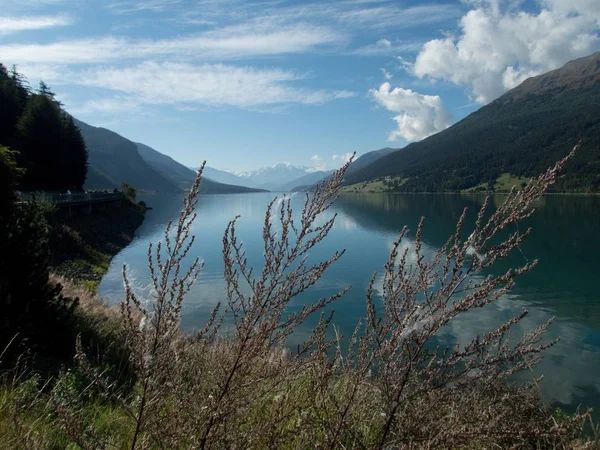 Vackra Blå Vatten Lago Resia Italien Wit Ortler Berg — Stockfoto
