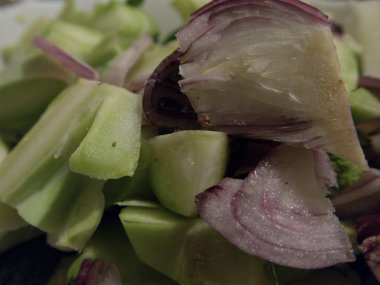 taze kırmızı soğan ve yeşil brocoli salata