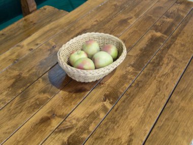 bir sepet elma ahşap bir masa üzerinde dolu