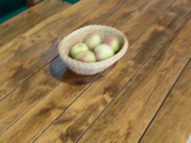 bir sepet elma ahşap bir masa üzerinde dolu