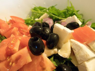 rucola domates ve peynirle bir kase lezzetli taze karışık salata