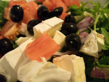 rucola domates ve peynirle bir kase lezzetli taze karışık salata