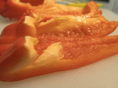 kırmızı biber salatası için hazırlanan bir beyaz tahta kesmek