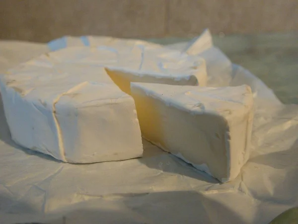 キッチンでシンプルな白いカマンベール チーズ — ストック写真