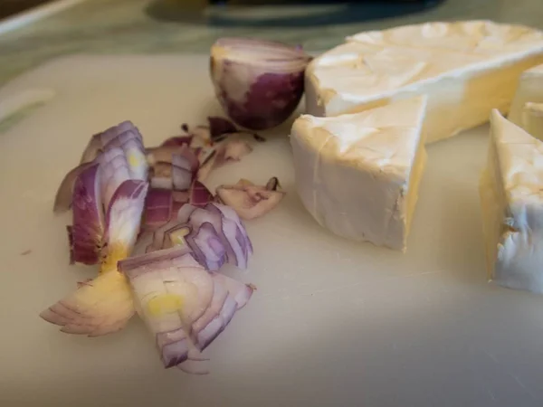 Frischer Leckerer Camembert Käse Und Rote Zwiebeln Für Einen Salat — Stockfoto