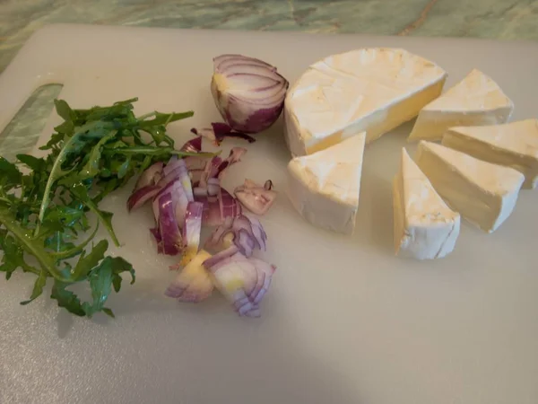 新鮮なおいしいカマンベール チーズと赤玉ねぎのサラダの準備 — ストック写真