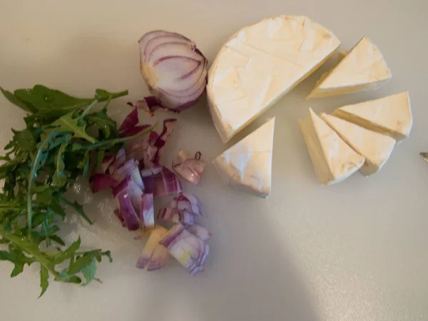 新鮮なおいしいカマンベール チーズと赤玉ねぎのサラダの準備 — ストック写真