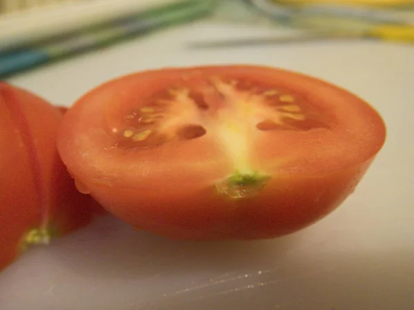 Tomate Vermelho Fresco Uma Tábua Corte Cozinha — Fotografia de Stock