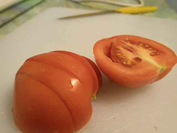 Frische Rote Tomaten Auf Einem Schneidebrett Der Küche — Stockfoto