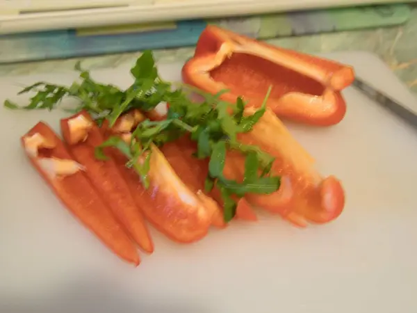 赤唐辛子のサラダのために準備するホワイト ボードのカット — ストック写真