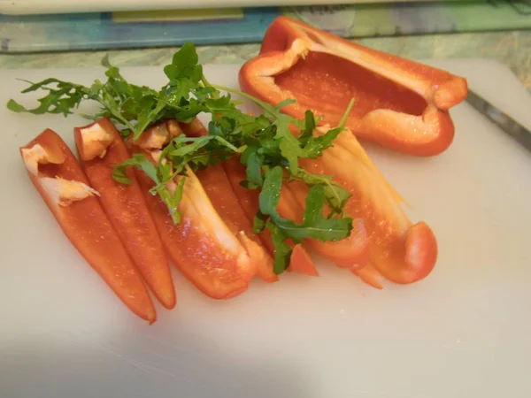 赤唐辛子のサラダのために準備するホワイト ボードのカット — ストック写真