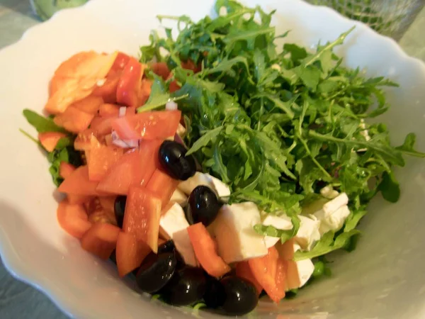 Savoureuse Salade Fraîche Mélangée Avec Tomate Rucola Fromage Dans Bol — Photo