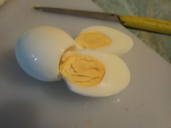 新鮮なゆで卵のホワイト ボードに半分に切る — ストック写真