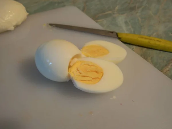 Ένα Φρέσκο Αυγό Βραστό Κομμένο Ίσα Μέρη Ένα Λευκό Του — Φωτογραφία Αρχείου