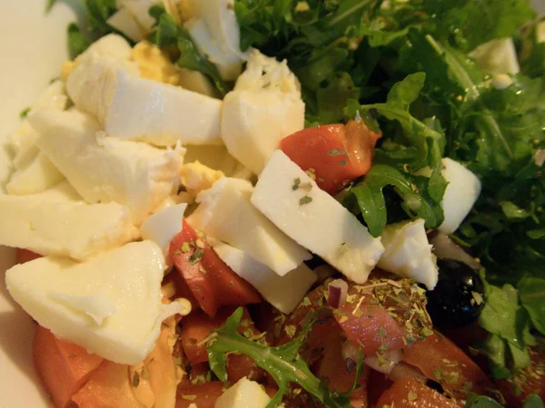 Gustosa Insalata Mista Fresca Con Pomodoro Rucola Formaggio Una Ciotola — Foto Stock