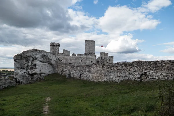 美丽的惊人的历史中世纪城堡 Ogrodzieniec 在波兰南部 — 图库照片