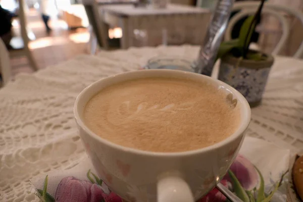 Une Tasse Blanche Capuccino Frais Savoureux — Photo