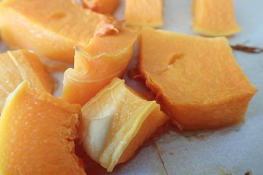 ayrıntı mutfakta parçalara kesilmiş bir Turuncu kabak