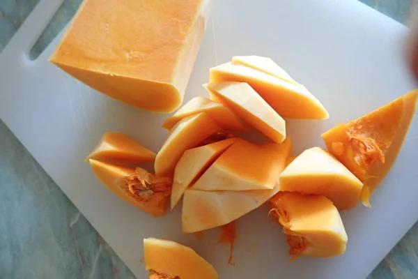 Détail Une Citrouille Orange Coupée Morceaux Dans Cuisine — Photo