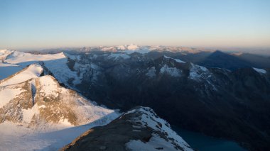 grosses Wiesbachhorn glocknergruppe hohe tauern Avusturya mooserboden Barajı ve heinrich schweiger haus hutte çevresinde sonbahar zam Kaprun üzerinden