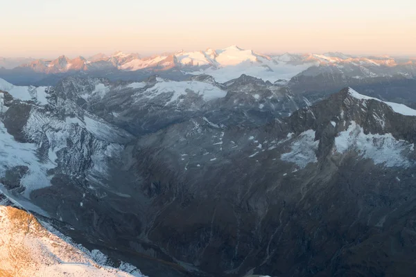 Prachtige zonsopgang panorema van grosses wiesbachhorn in Oostenrijk — Stockfoto