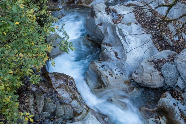 Красивый Горный Поток Скалах Осенний Сезон — стоковое фото