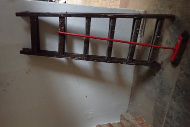 Eski bir binada bir inşaat alanında bir merdiven detay