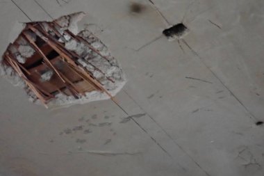 ayrıntı od sıva eski bir binada reed tavanda bir delik