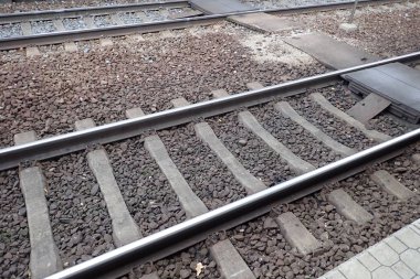 Tren yolu platformu witg gri kaldırım detay